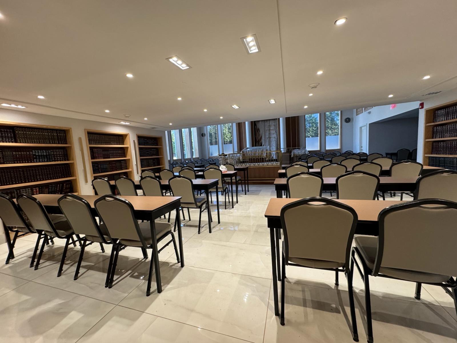 Inside the beis medrash at Trisk – Tolna Shul
